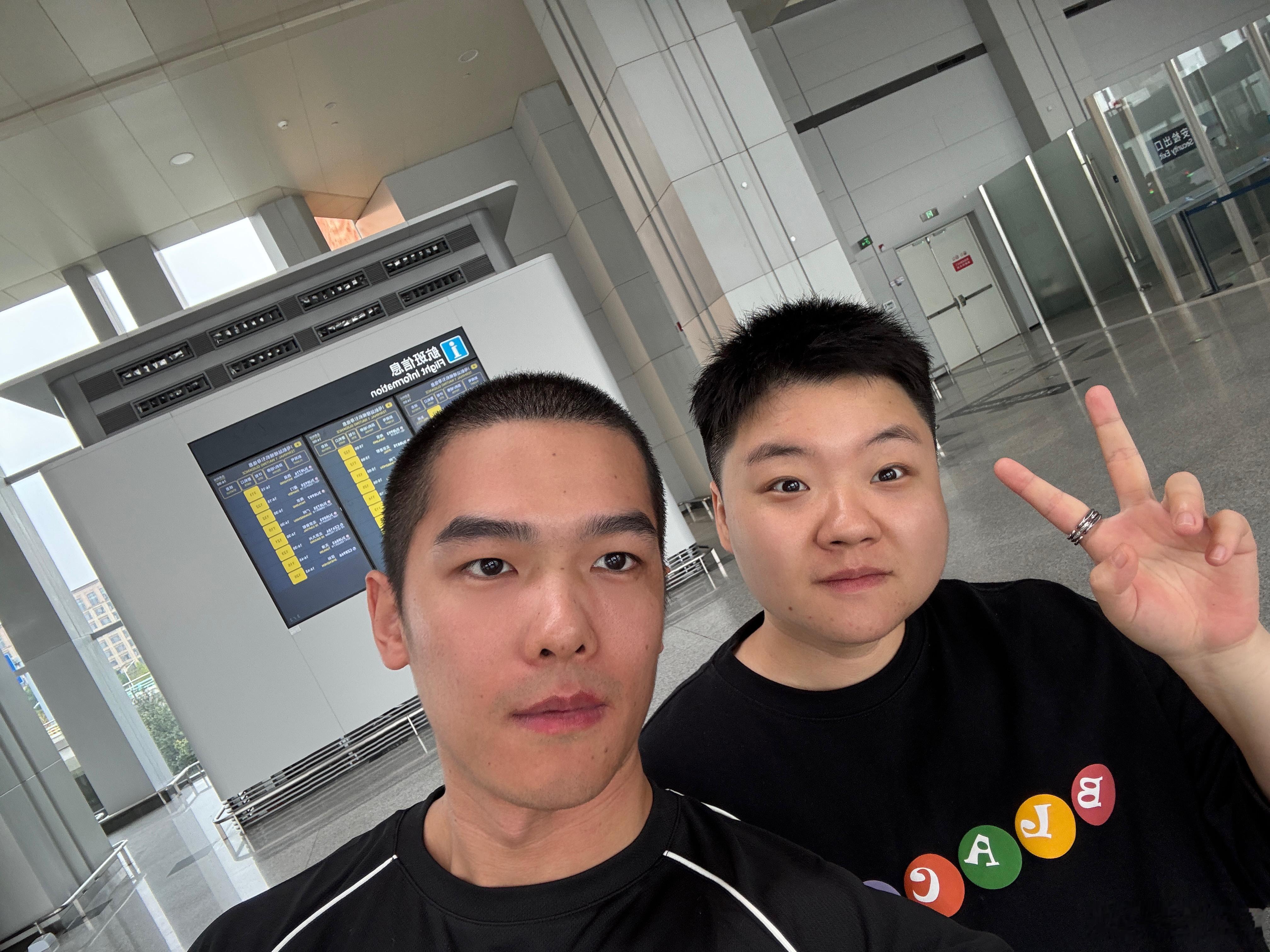 机场偶遇王越老师！！！我早上没睡醒，人都是懵懵的，王越老师人超好，那神情，那声音