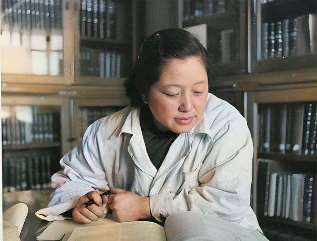 “中国的居里夫人”何泽慧在一次采访中说：清华物理系的老师叶企孙就是个老封建，老顽