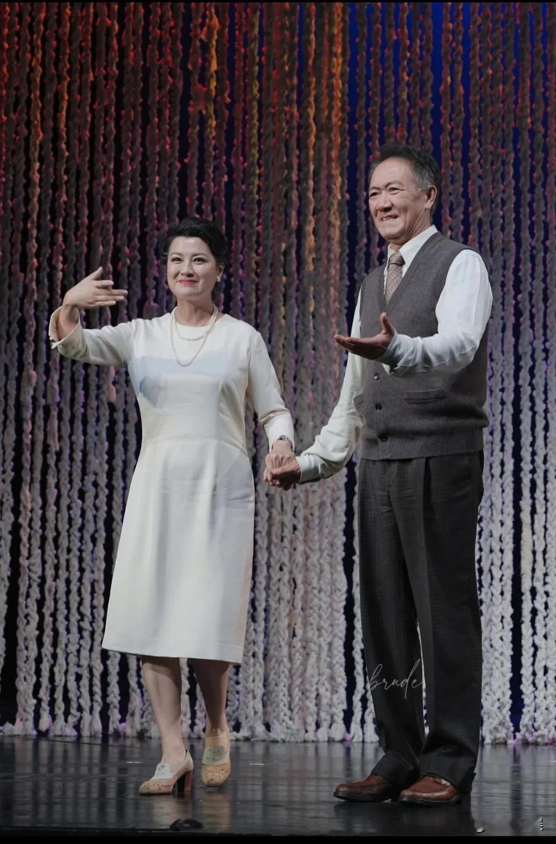 这一对，咋越活越年轻呀。
8月16，李幼斌、史兰芽现身话剧舞台，54岁的史兰芽，