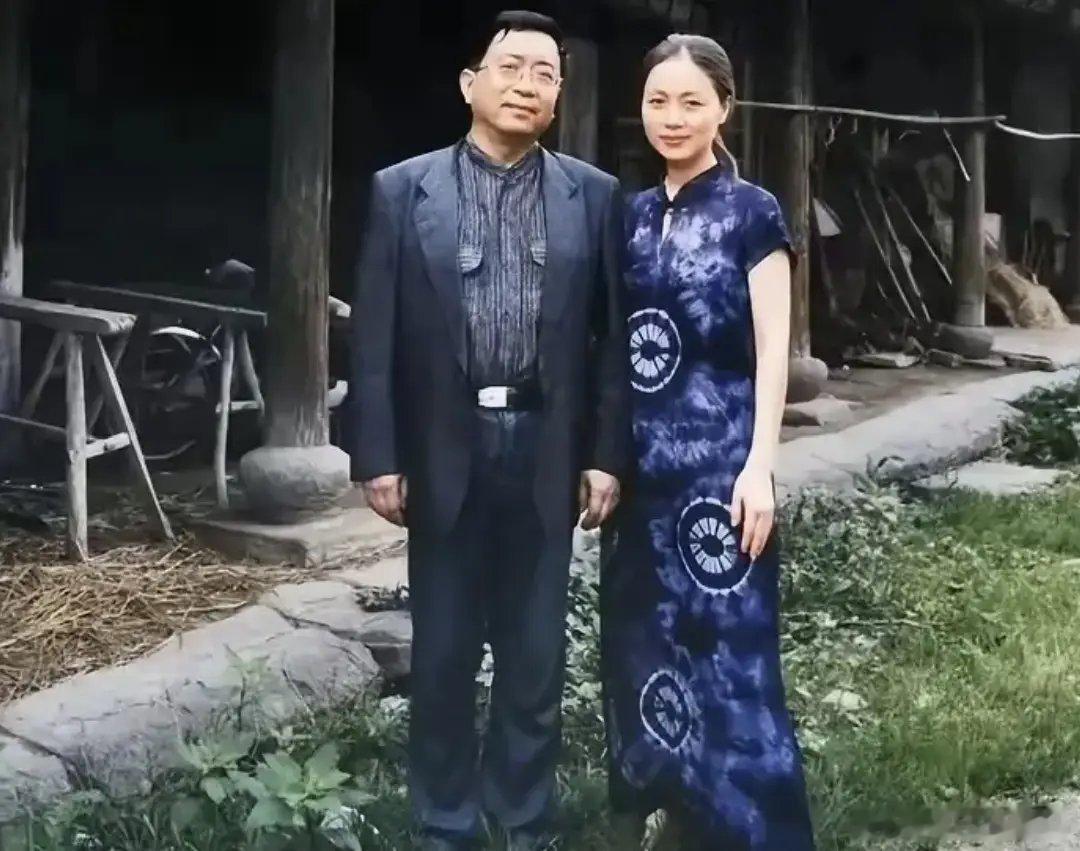 早年余秋雨和马兰的一张合影，看看吧 