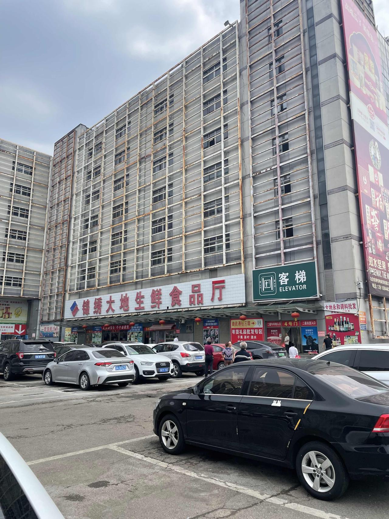 家里人口少，加上时常到饭店去吃饭，买一次肉够吃两个月的。我们先到二楼买牛肉，各摊