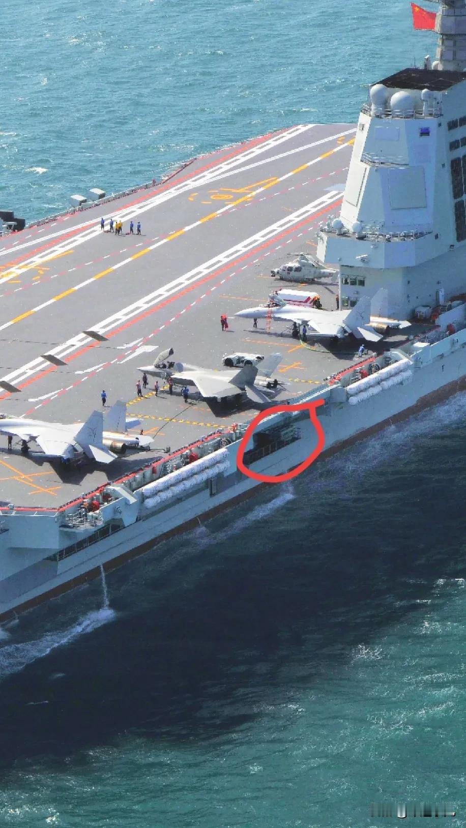 福建舰再次曝光新武器，居然还是6联装，火力太猛了吧！

福建舰首次海上实兵演练，