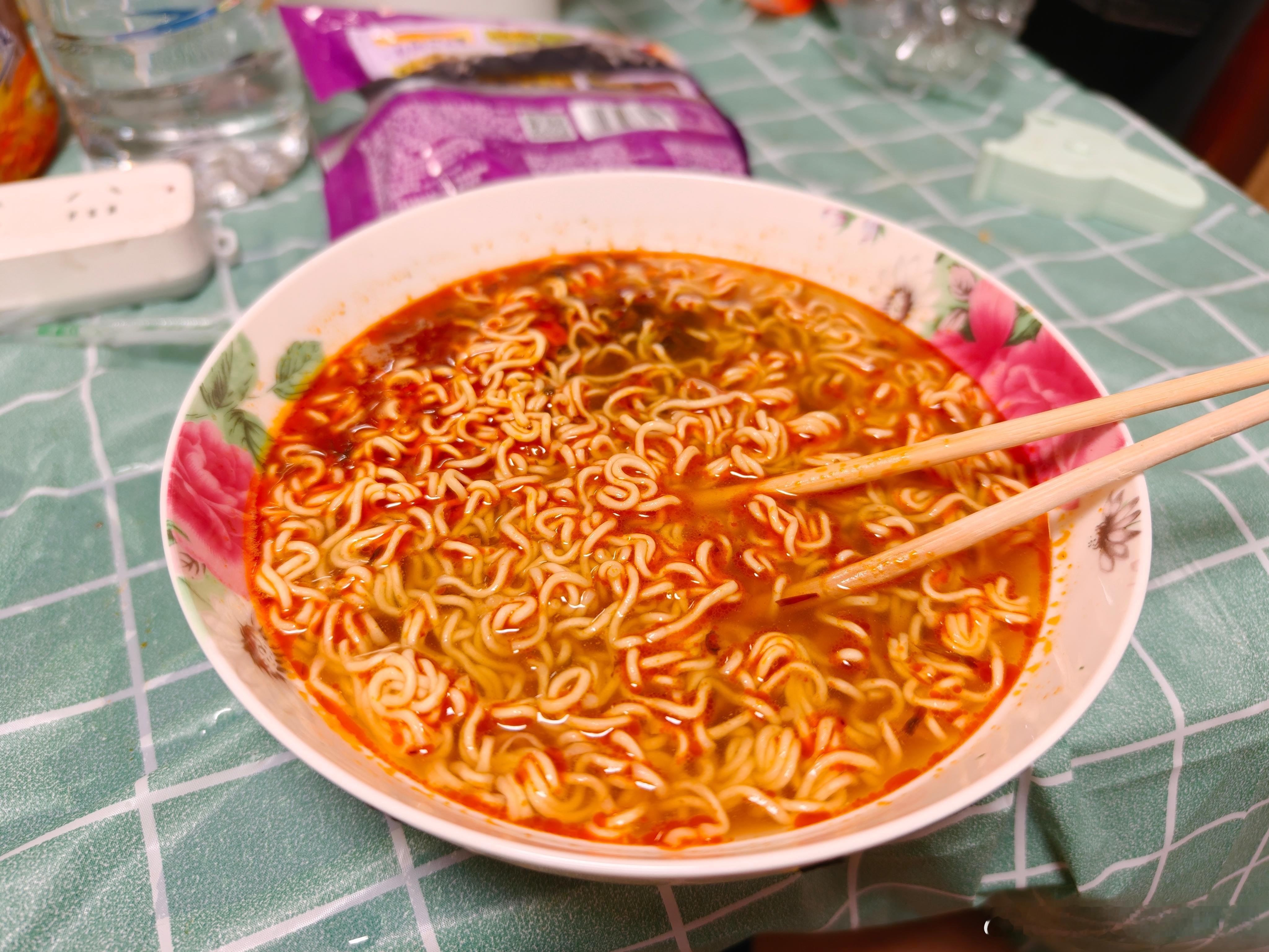 也就过期了 1 天，该吃还是正常吃吧，说服自己，这只是「最佳赏味期」就好了[无聊