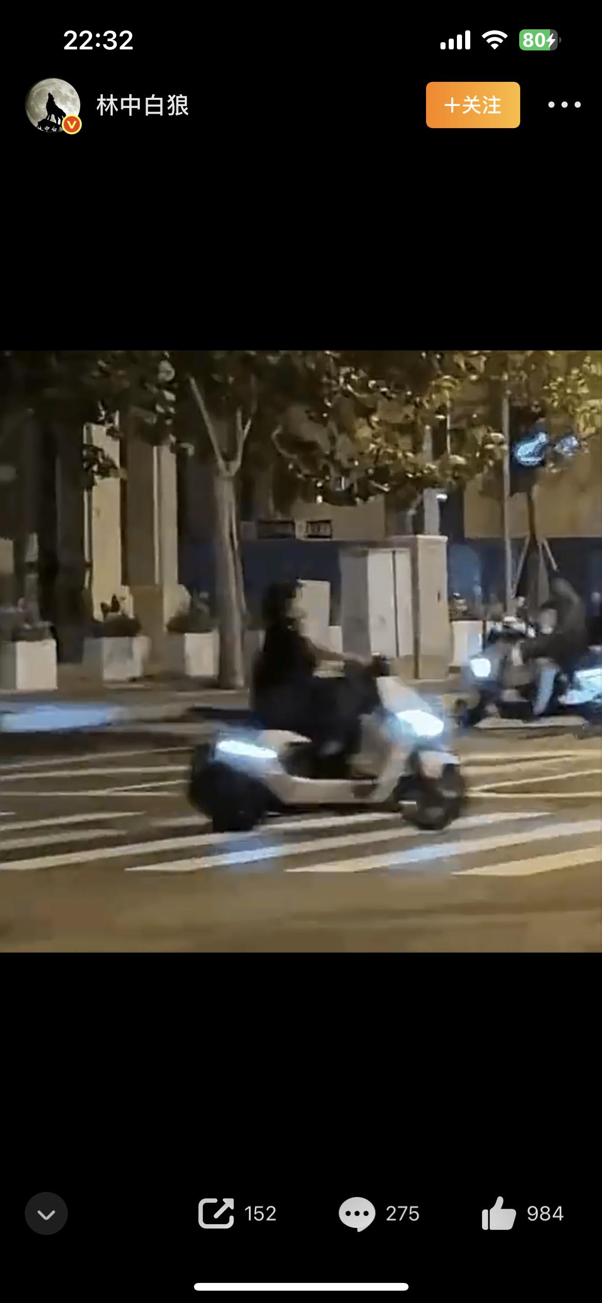 网友爆料，在天津丽思卡尔顿酒店附近的大街上，一群印度人骑着摩托车在马路上炸街，肆