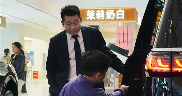 岚图销售火了！一场耐心接待让小孩哥感受到了国产豪华品牌的温度