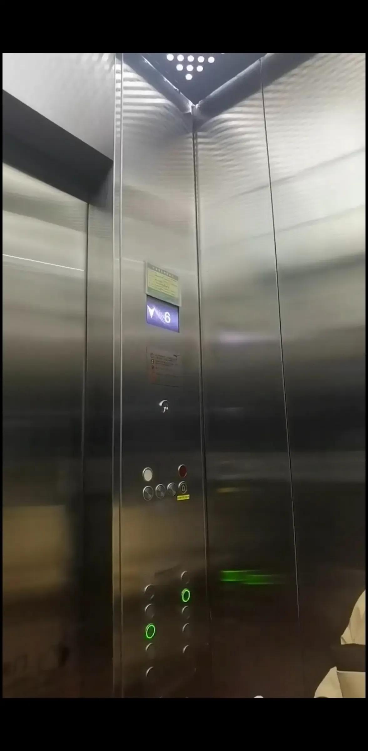 被幼童欺负了。
我是个不喜言笑之人。今日傍晚，下楼取完快递后走进电梯，一同进来的