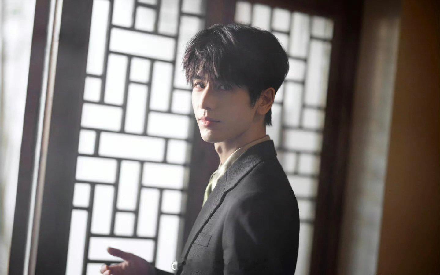 张凌赫微博视界大会出图，我的现偶天花板何苏叶回来了[憧憬] ​​​