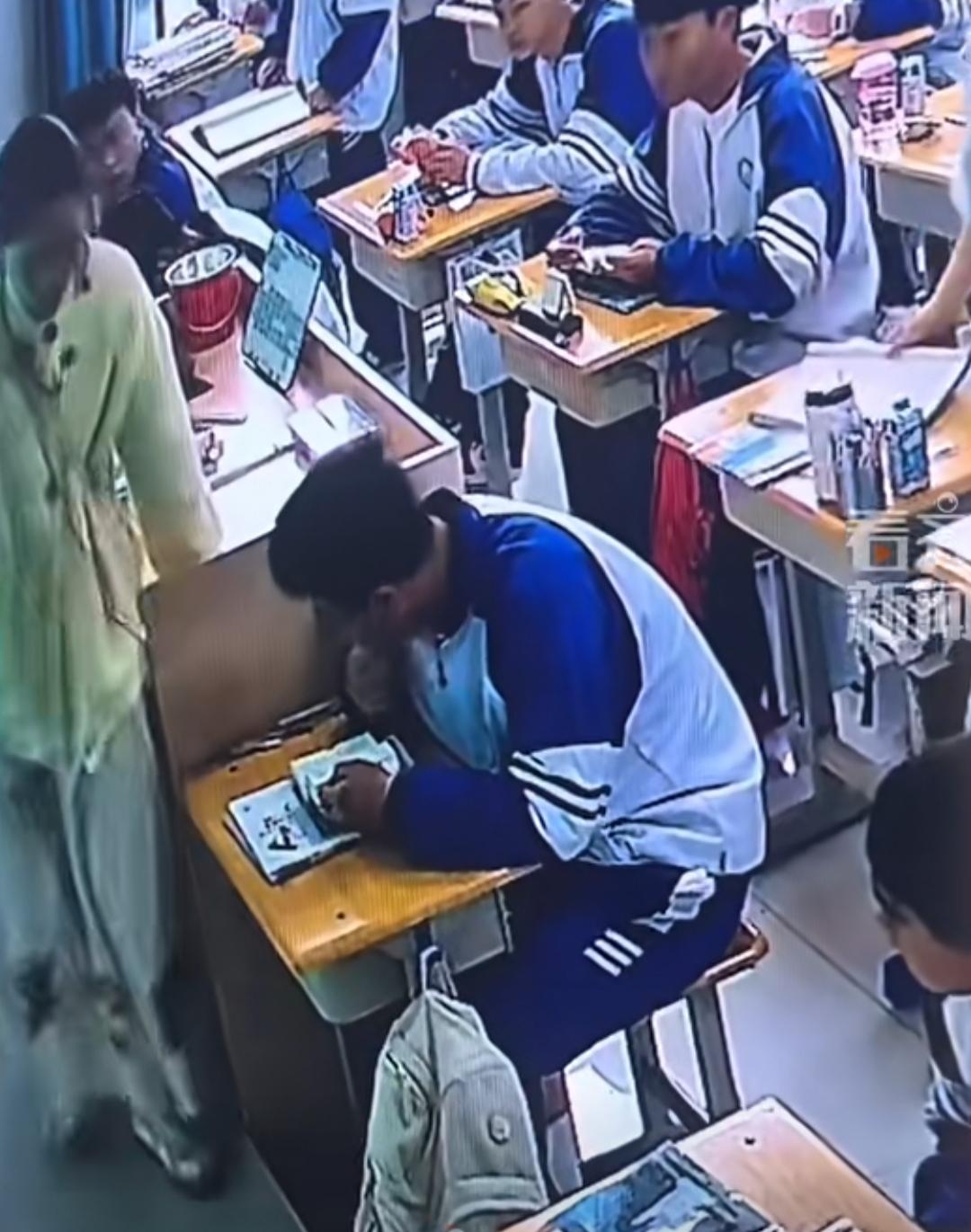 教室里的阳光正好，老师正在讲台前讲课，却突然感到一阵强烈的不适，头晕目眩几乎要站