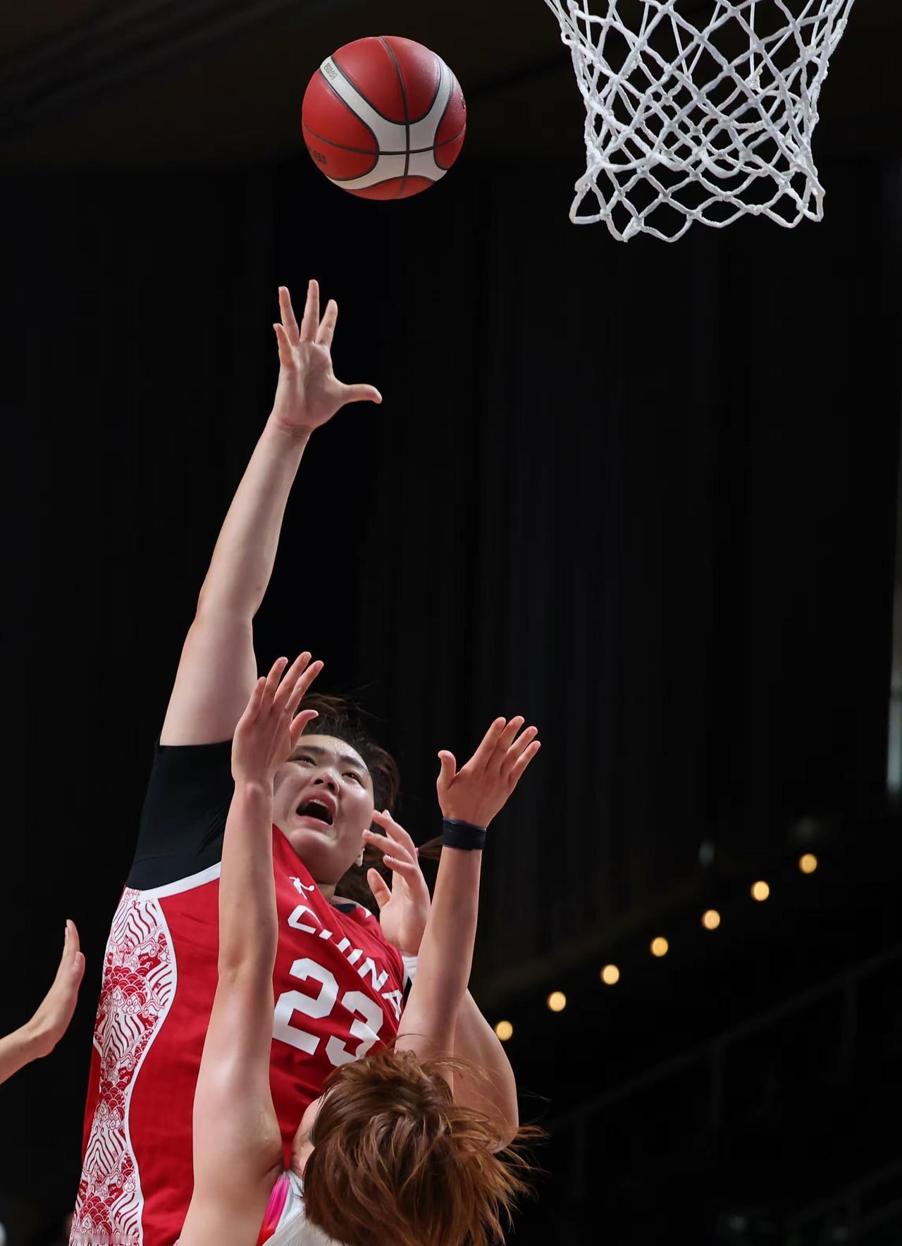 刘禹彤开创了本赛季两项个人首秀

昨晚，上海女篮面对以速度见长、善于打防守反击的