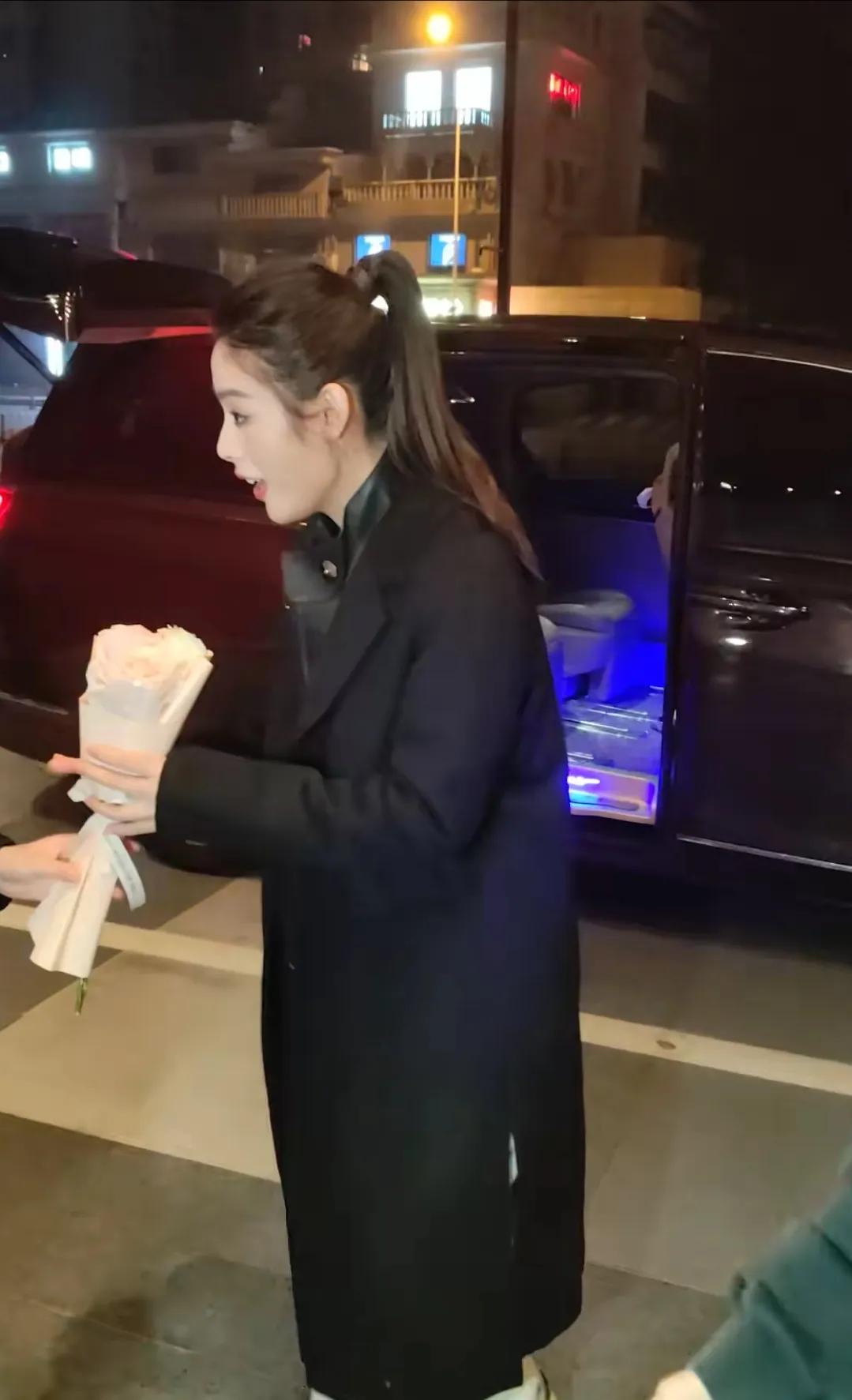 陈丽君拍摄浪姐5下班，怼脸拍都这么美[泣不成声]这么白，五官真的很优越，是金子真