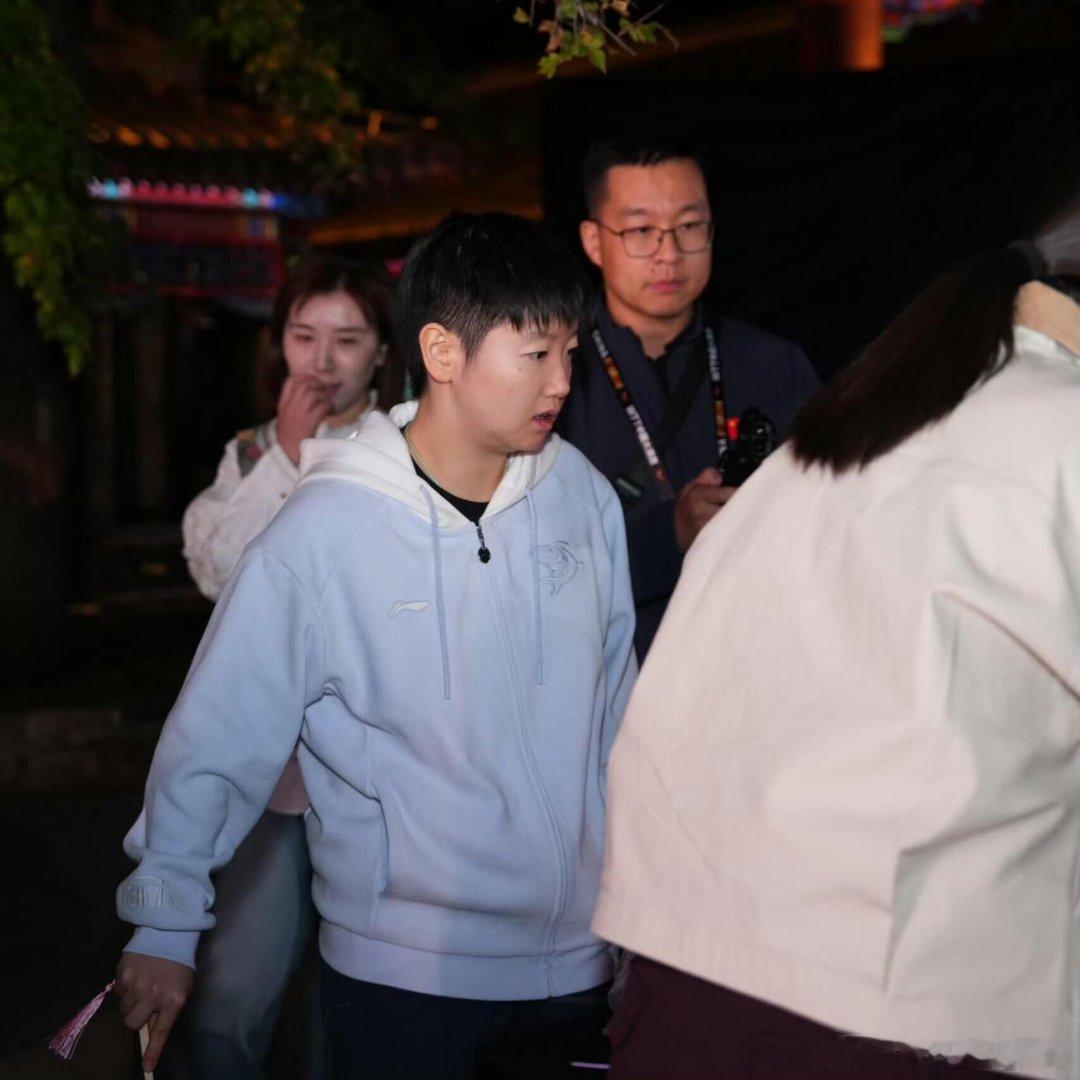 孙颖莎WTT中国大满贯首秀场外人山人海孙颖莎中国大满贯场外氛围太燃孙颖莎鹰眼挑战
