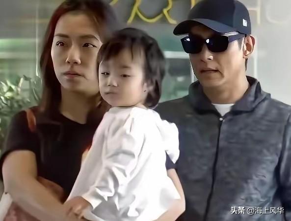 黎明现任妻子陈泳仪，单看长相和气质，确实比不上前任乐基儿，算不上惊艳，但胜在一脸