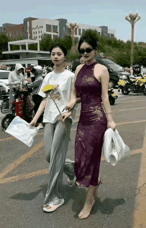 这位考生妈妈炸翻了所有陪考妈妈！
高考已经结束几天了，这位陪考妈妈却热度犹在，蹿