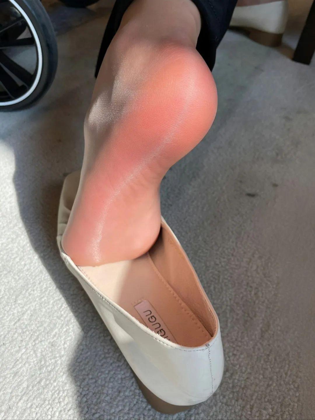 从历史起源看，丝袜最初并非女性专属，16世纪欧洲男性贵族曾将其作为身份象征，搭配