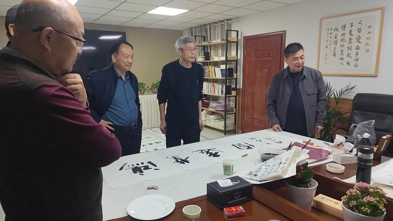 ①文才武略路路通。
②柴米油盐家家富。