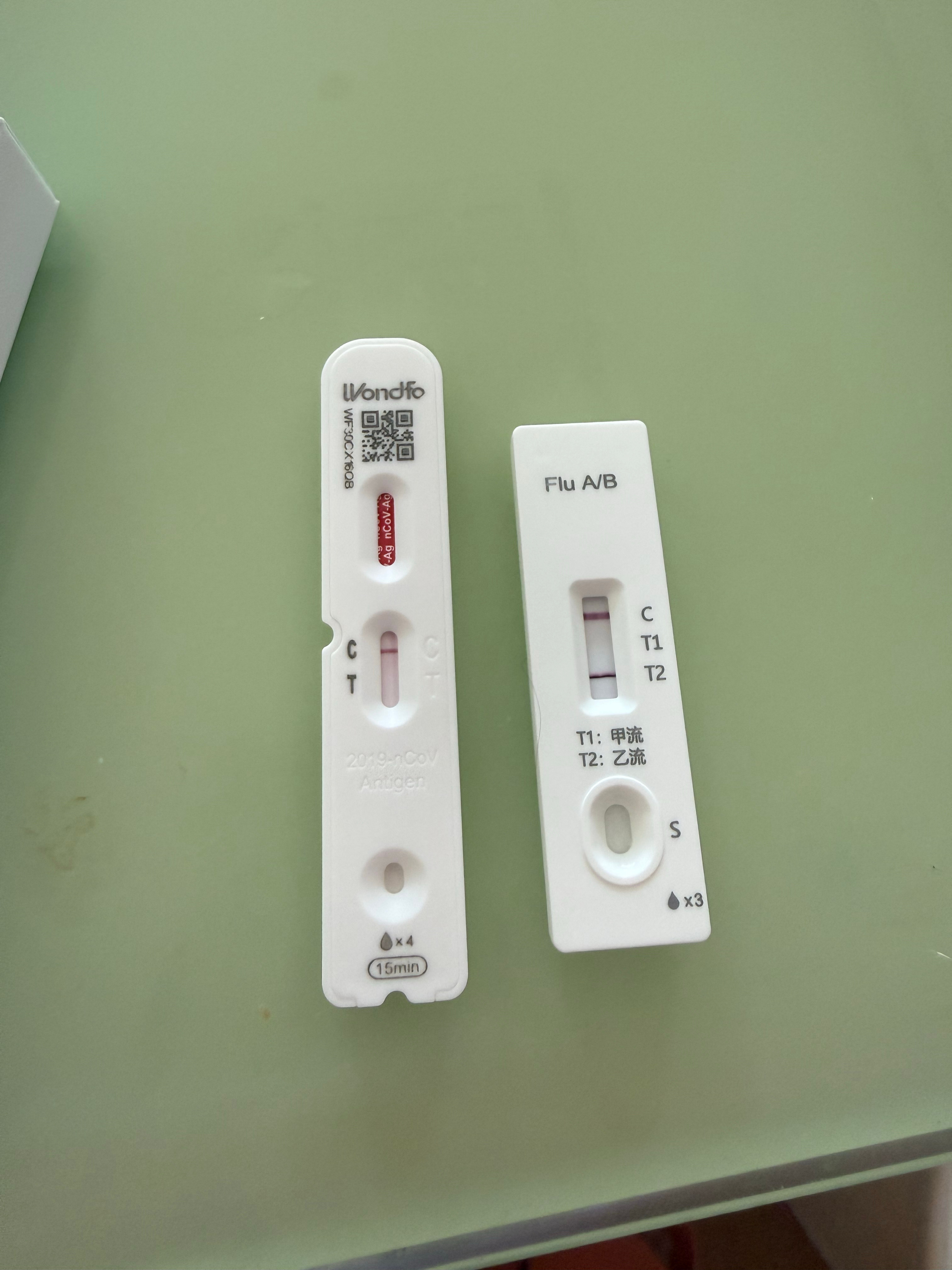 我就以为是拔牙引起的，都没放在心上。但是四个小时就要40℃了感觉不对劲，早上买了
