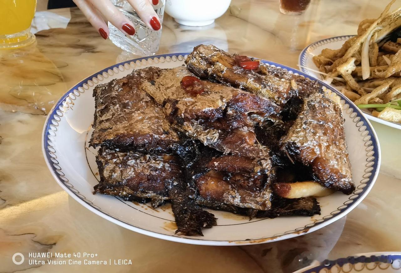 今天来哥们儿家吃饭，非常热情，两家五个人弄了十多个菜，拦也拦不住。因为菜多，忙里