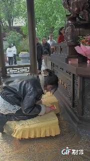 这波操作绝了！
不为求福，只为求财。
刮刮乐被女子划拉着，
心里默念:神啊，赐予