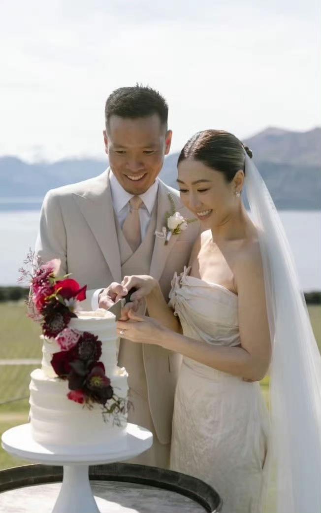 视后胡定欣终于官宣结婚啦！43岁的她去年11月刚说结束单身，如今直接官宣喜讯，让