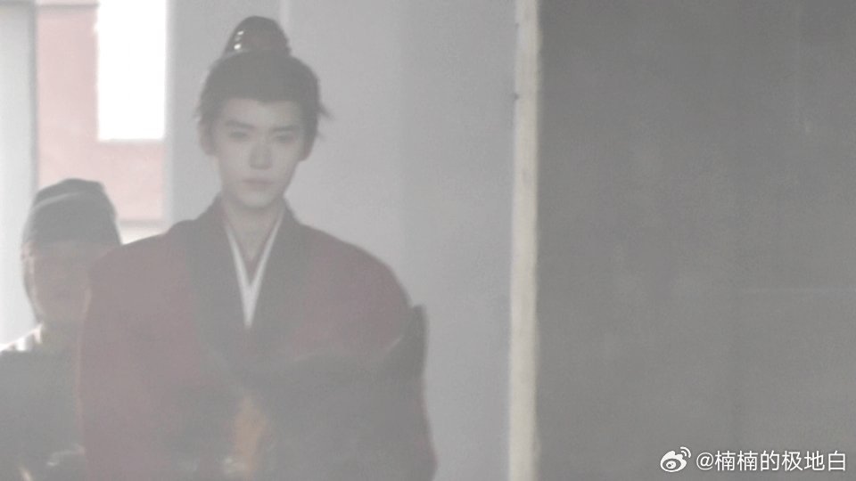 周翊然[超话]周翊然翘楚片场纪录 镜头外反复琢磨台词的样子好认真，镜头里谢燕来的