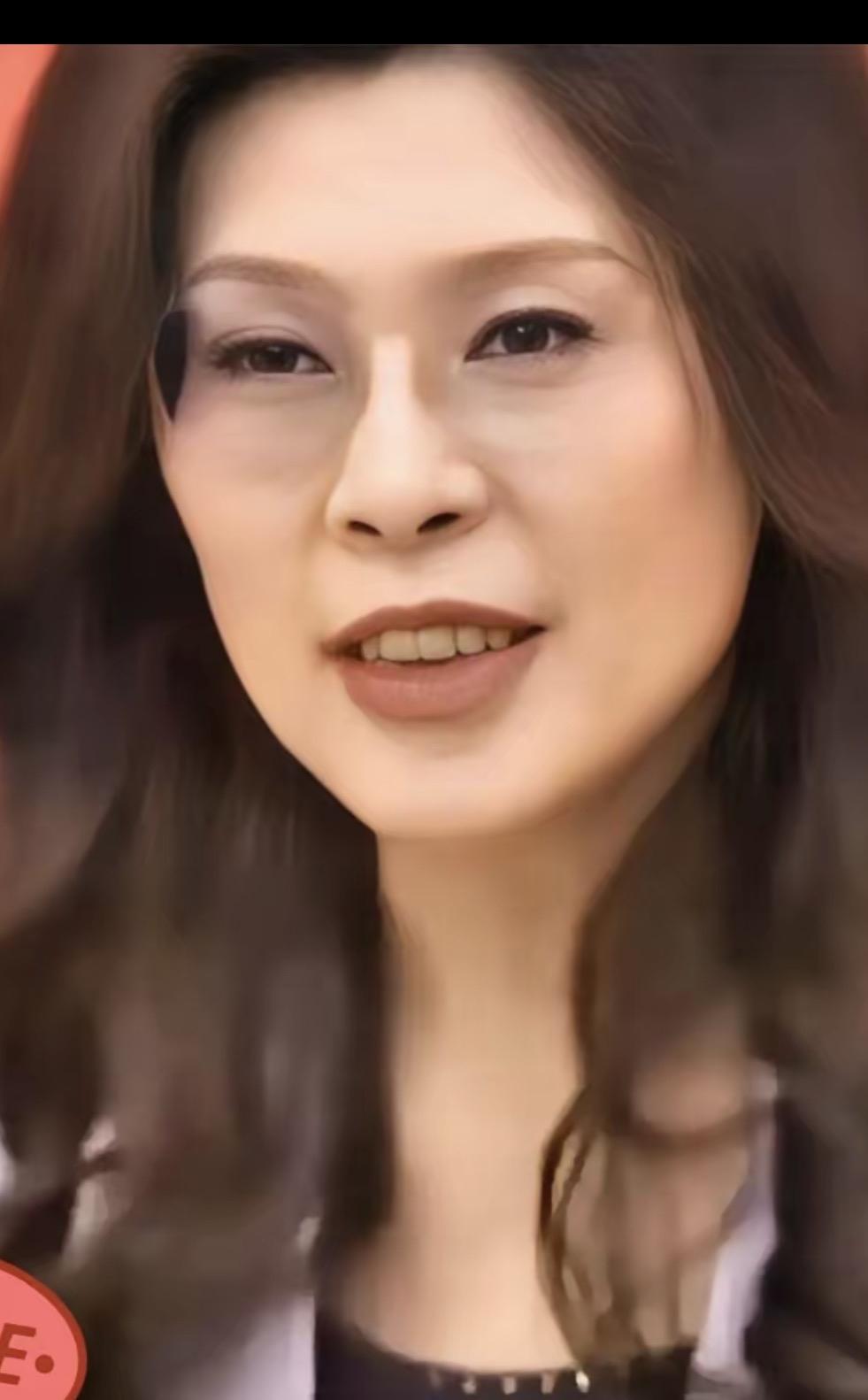 刷到郑丽文最近的一次公开讲话，真的惊到了！  
全程眼睛 glued 到讲稿上，