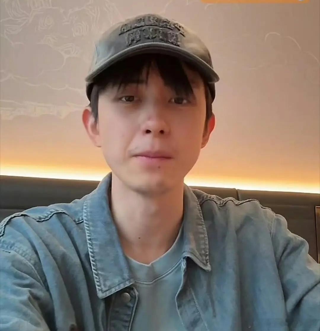 敖瑞鹏怎么越来越放飞自我了，他的颜粉是不是跑了