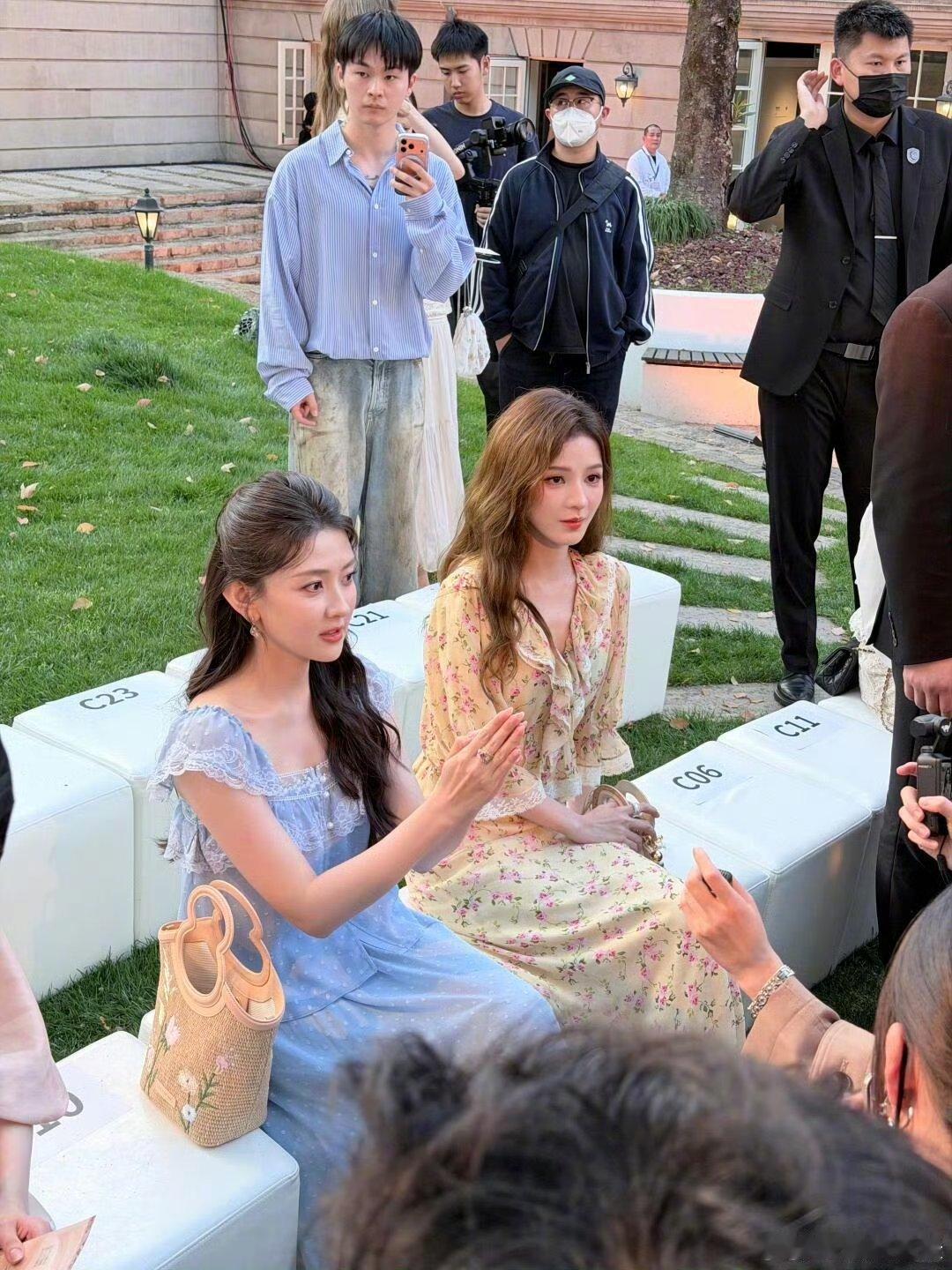 梁洁张予曦同框好漂亮的两位，今天的穿搭好适合春天。 