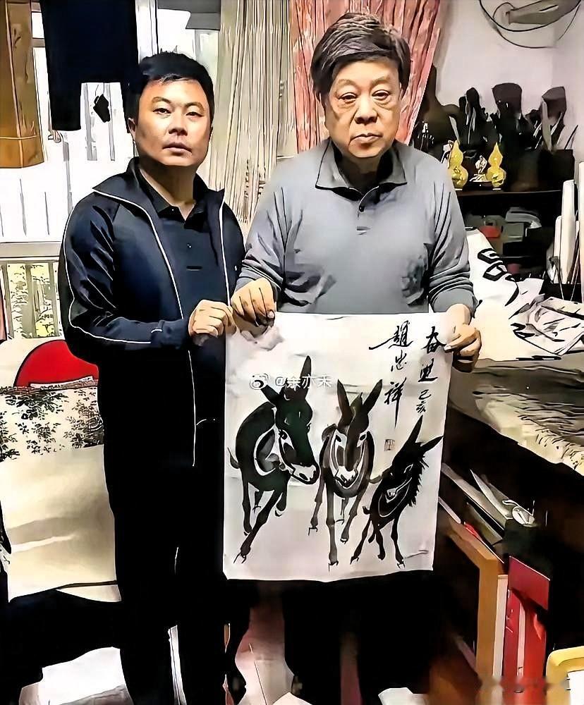 真想不通，赵忠祥老师生前名气那么大，退休了应该也不缺钱，为啥还非要画驴卖钱。
 