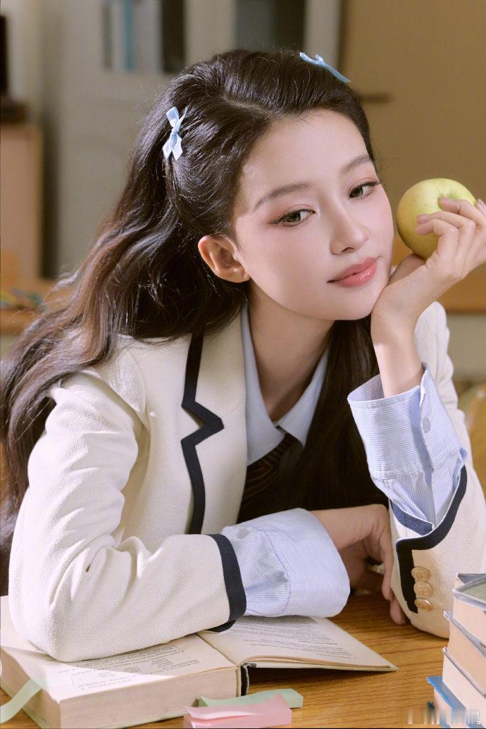 孙怡今晚一起听轻轻的亲亲、孙怡浪姐亲亲舞台造型自带温柔氛围感，孙怡清新学院风造型