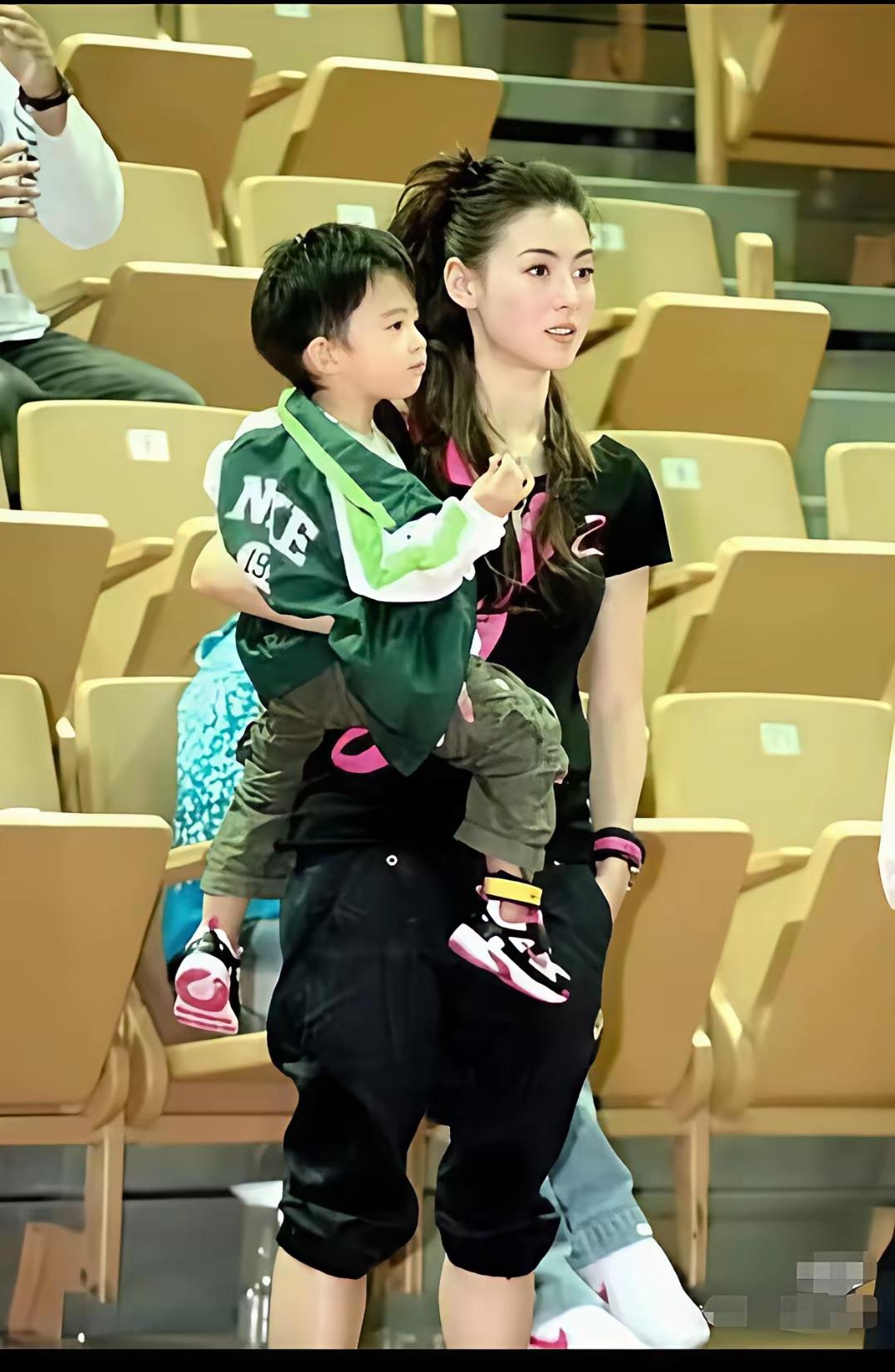 张柏芝与儿子同框太养眼了吧！假如有个女儿应该与张柏芝一样漂亮吧！张柏芝
