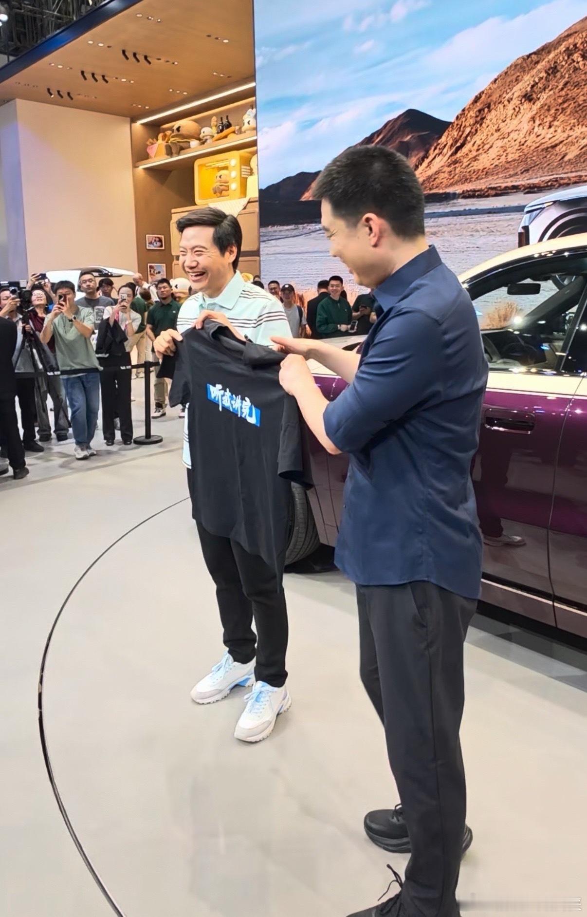 雷军送李想听我讲完T恤讲真，看完今天车展这一幕，突然觉得车企大佬之间才是真正的相