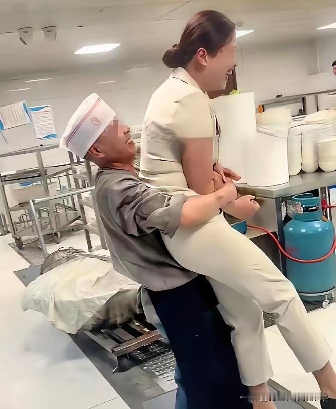如果我是厨师，碰到这样漂亮的老板娘，我也愿意抱着她转圈圈儿……