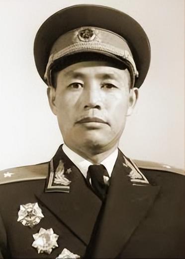 1953年，国防部在北京设宴款待朝鲜战场归来的功勋将领。

酒过三巡，许世友放下