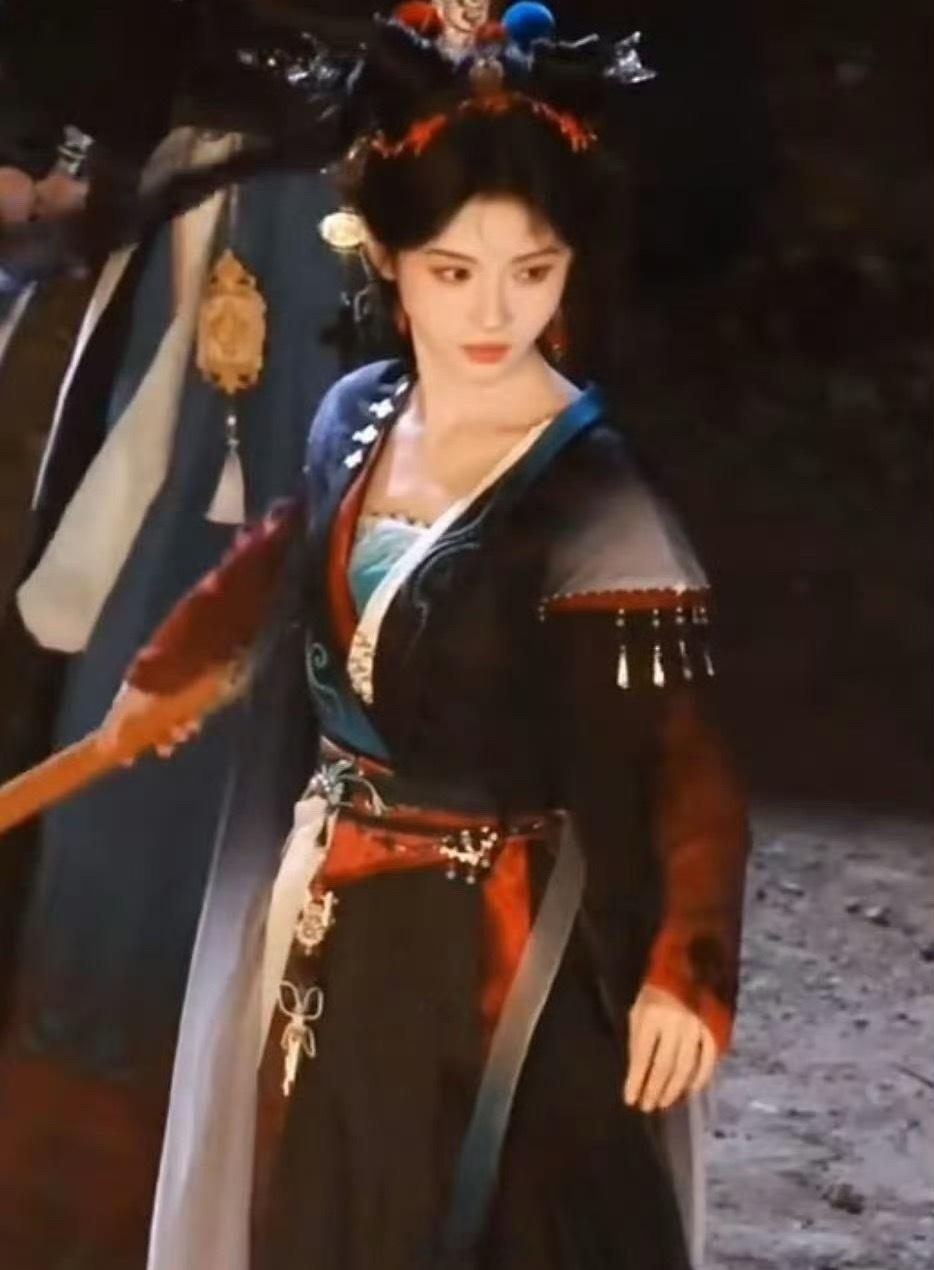 鞠婧祎阿黛抡锤转圈路透怎么会有这么帅的美女啊，鞠婧祎在电视剧《来战》的新路透来了