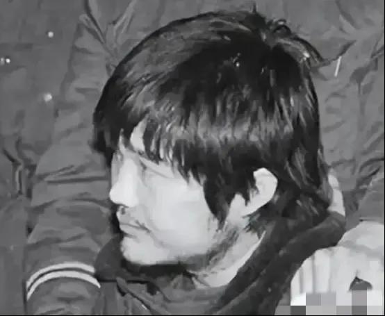 1985年，22岁的魏振海在西宁火车站盗窃价值4万元的冬虫夏草，在物资匮乏、收入