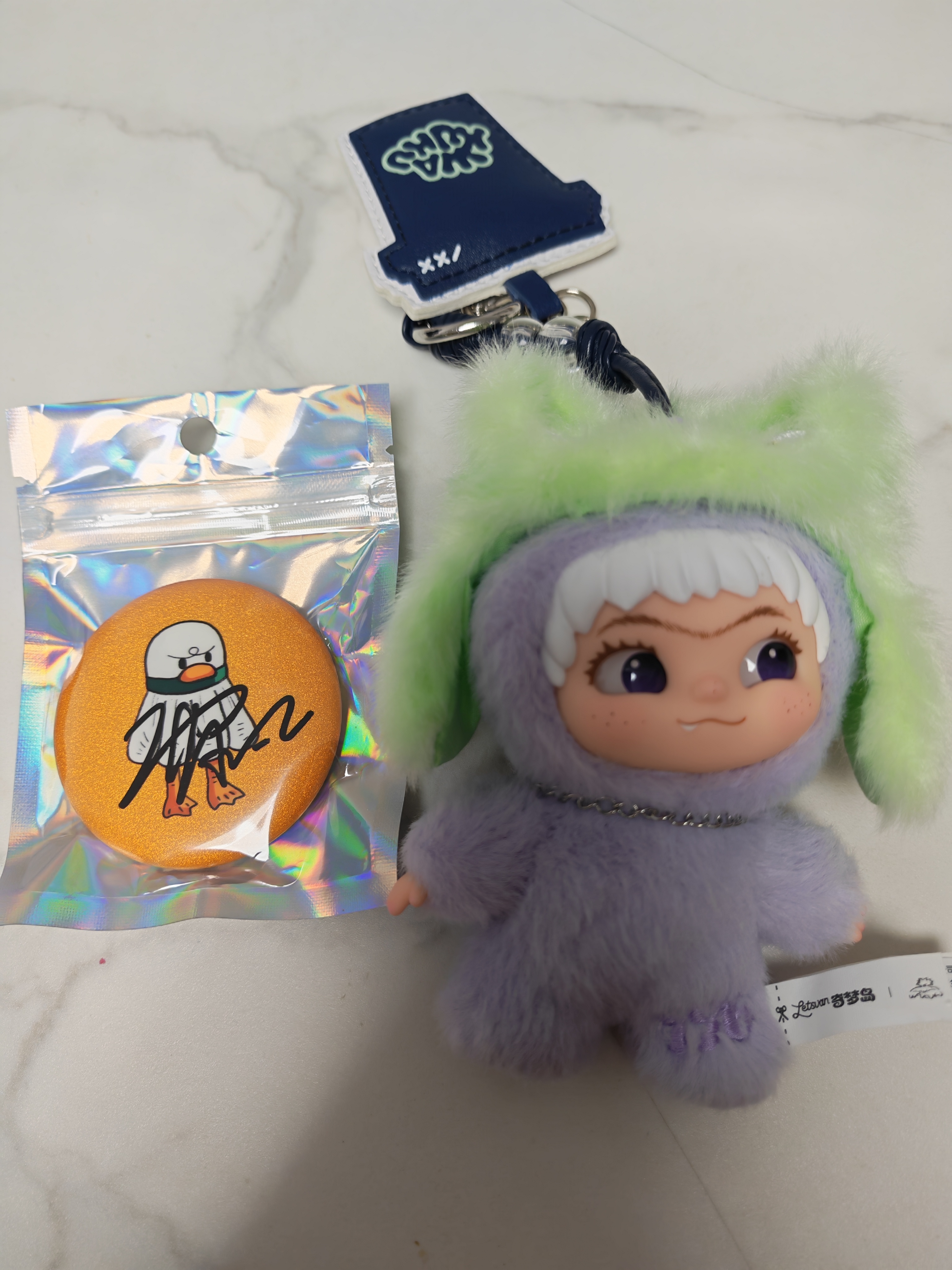 惊喜是还有阿贾亲签吧唧（看到标签的乐华logo，我震惊了一下 