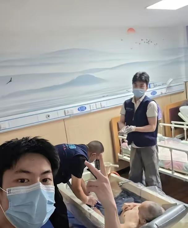 “太意外了！”浙江杭州，一名小伙原本在医院当护士，如果继续干能够月薪过万，但他反