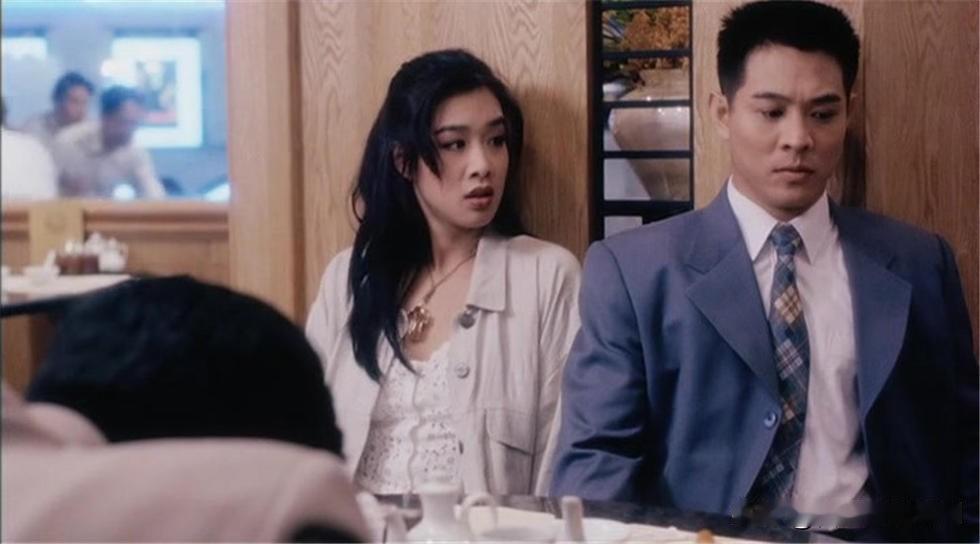 在1994年上映的动作片《中南海保镖》里，钟丽缇饰演的杨倩儿令人心动。她作为杀人
