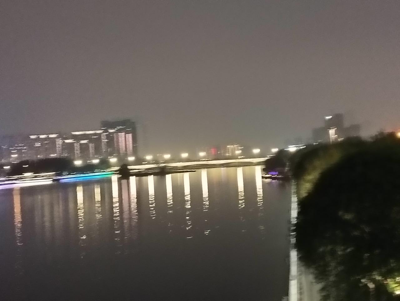 2026年5月21日，A股市场迎来了极具戏剧性的一天。沪指放量重挫2.04%，失