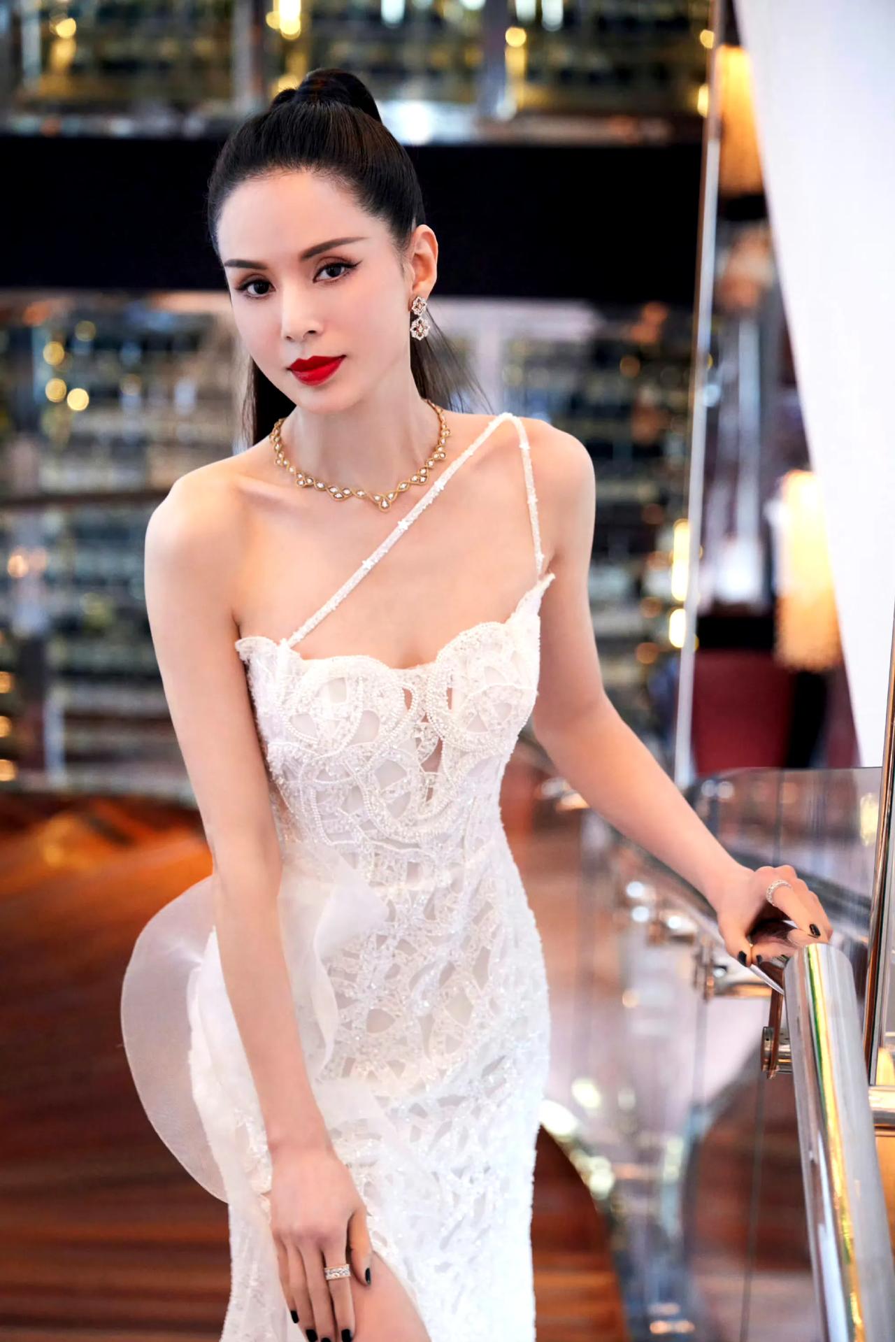 她是大家心目中仙气飘飘，不食人间烟火，与世隔绝的小龙女大侠。如今20多年过去了，