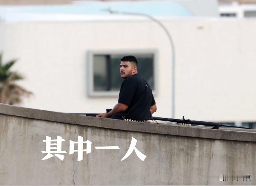 澳大利亚也未能幸免：今天悉尼的邦迪海滩遭遇两人组kb袭击。

两人在远处，朝沙滩