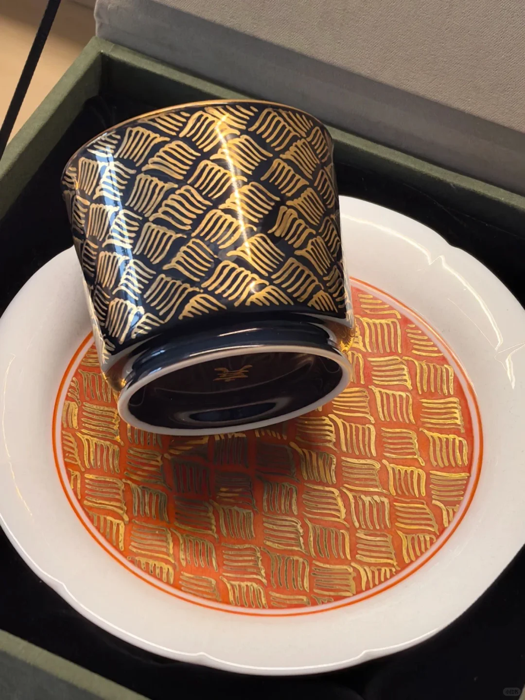 粉丝返图｜金黄闪闪的乌金釉描金海浪杯～