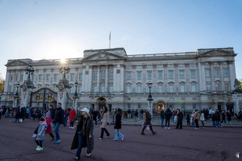 【史上首次白金汉宫圣诞市集？游客赶到现场才发现被AI骗了】 伦敦白金汉宫真的举办