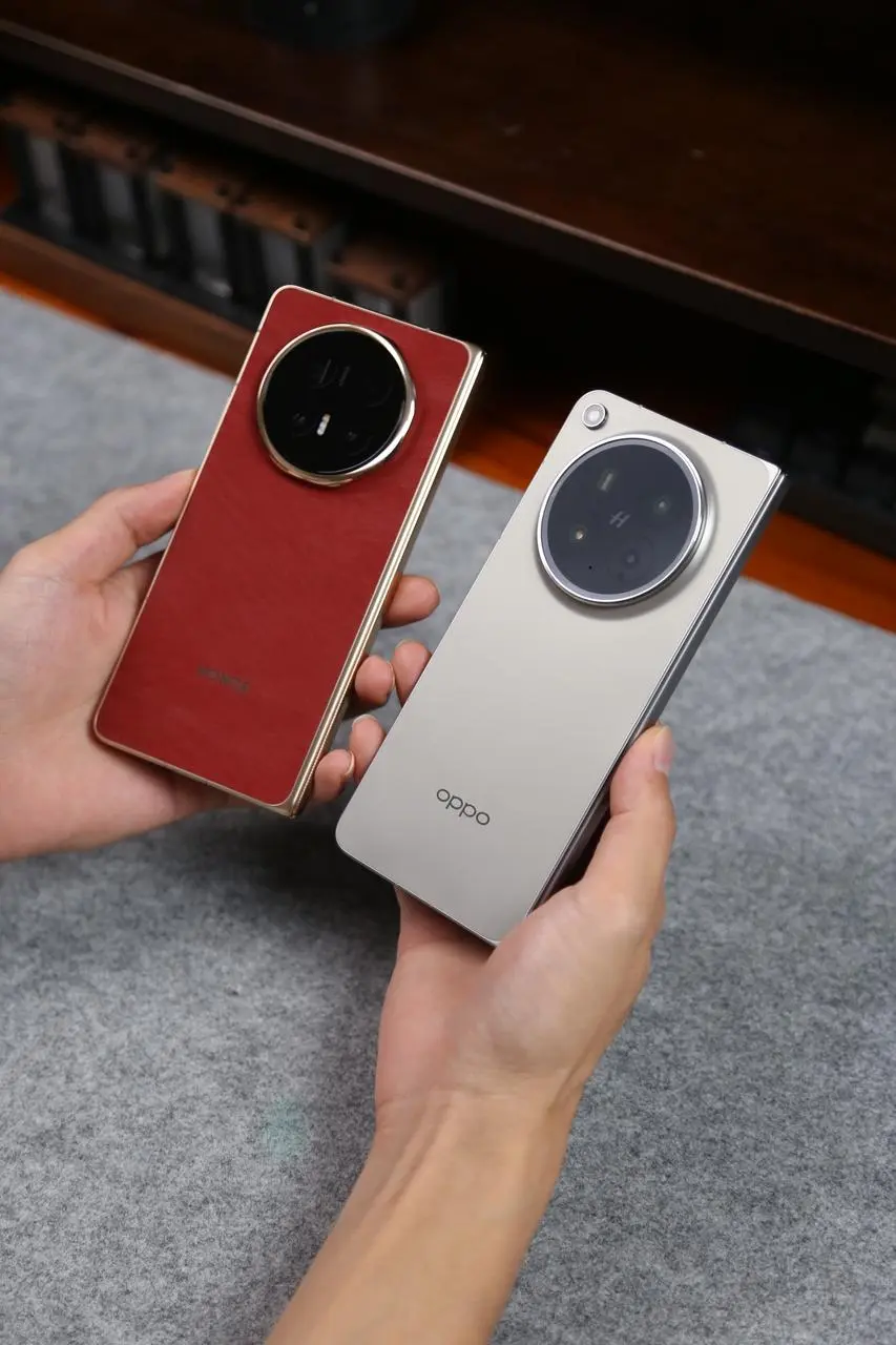 服了，在网上连续盲买了两台折叠屏之后终于老实了！ 
之前我一直是个参数党
觉得买手机看参数就能判断出这台手机适不适合自己
这方法选的直板机都还可以，没想到在折叠屏这里翻车了！ 
这回我可以说了，选折叠屏最先看的应该是体验才对！ 
就拿我手上的OPPO Find N6和荣耀Magic V6来说
看参数压根看不出手机的折痕深浅
只有从不同角度看过、摸过才知道
OPPO Find N6上手后就觉得它的无感折痕确实没有存在感
而荣耀的就是存在折痕但影响不大 
更重要的是光从参数上很难想象到手机的具体功能体验怎么样
我之前也没想到OPPO Find N6配上折叠屏居然这么好使
无论是随手画的草图还是照片
拿着AI手写笔一圈一点就能转化成图表、画作
用过一次就爱上了...... 
从我个人这两次的购机经验来看
折叠屏的体验会比参数更重要
如果只想看参数选手机的话，那这直板机会更合适了！ 
#极限二选一  #折叠屏手机  #荣耀MagicV6  #数码大玩家  #OPPOFindN6       