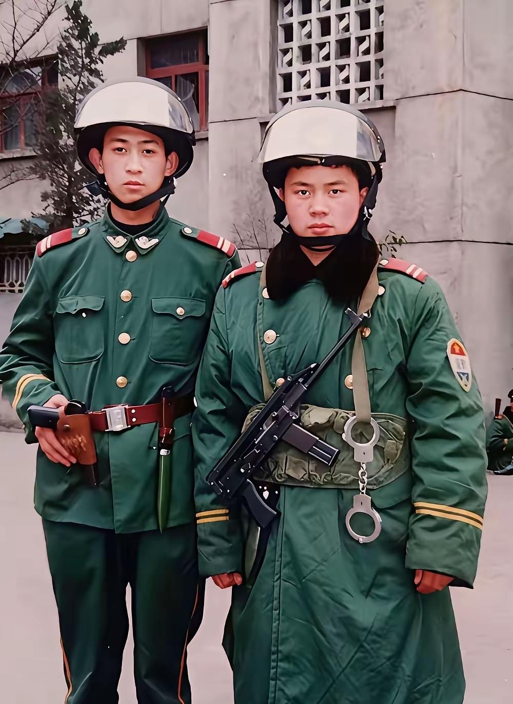在八零年代，进入严打时期，街面上的武警，都是持枪执勤任务的，配有手枪和79微冲，