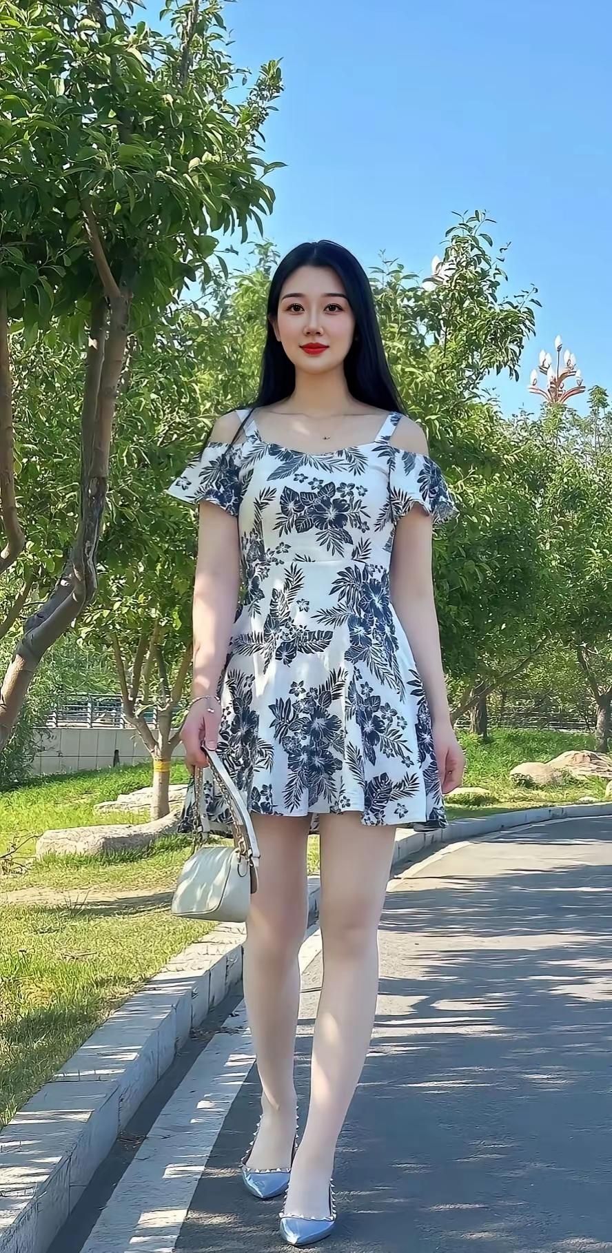 夏日清新穿搭，绿意盎然中漫步，感受自然的美好。自然清新穿搭