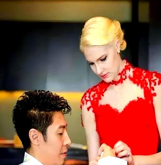 “撒贝宁把工资卡交了？”这家跨国婚姻的日常，比八卦有料。
俩人2014因《吉尼斯