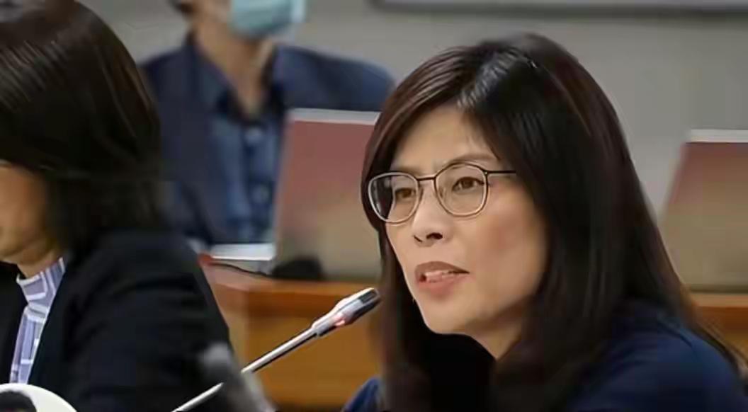 郑丽文碰硬钉子引争议，洪秀柱4字楷书成焦点，字字可作字帖
 
近期，国民党主席郑