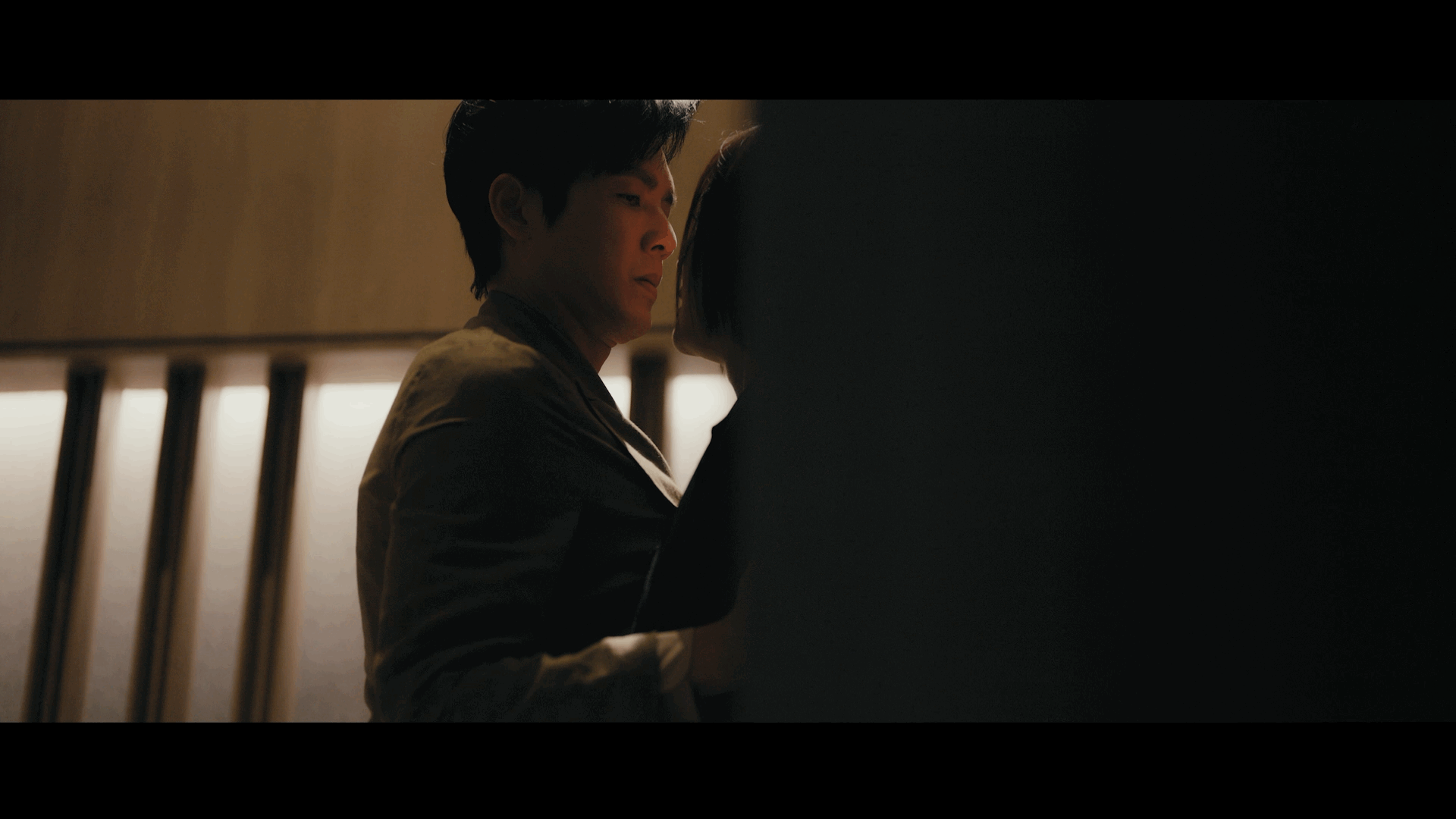 刚刷完家长会重逢名场面， 冯睿藏在背后发白的指节，谭思婷悄悄揉脚踝的小动作，没说