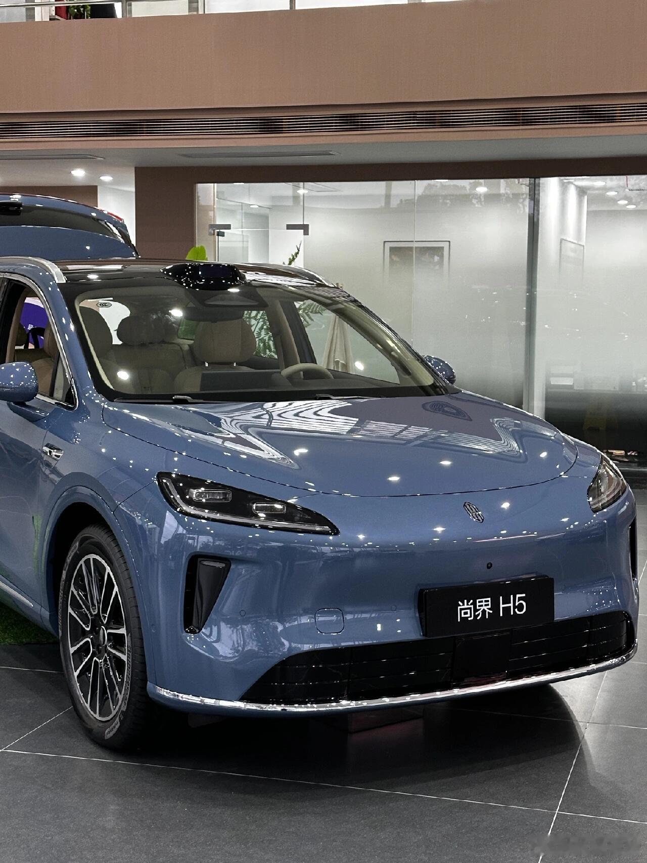 鸿蒙智行尚界H5，以华为顶尖智能科技，重新定义家用智能SUV。搭载鸿蒙座舱与AD